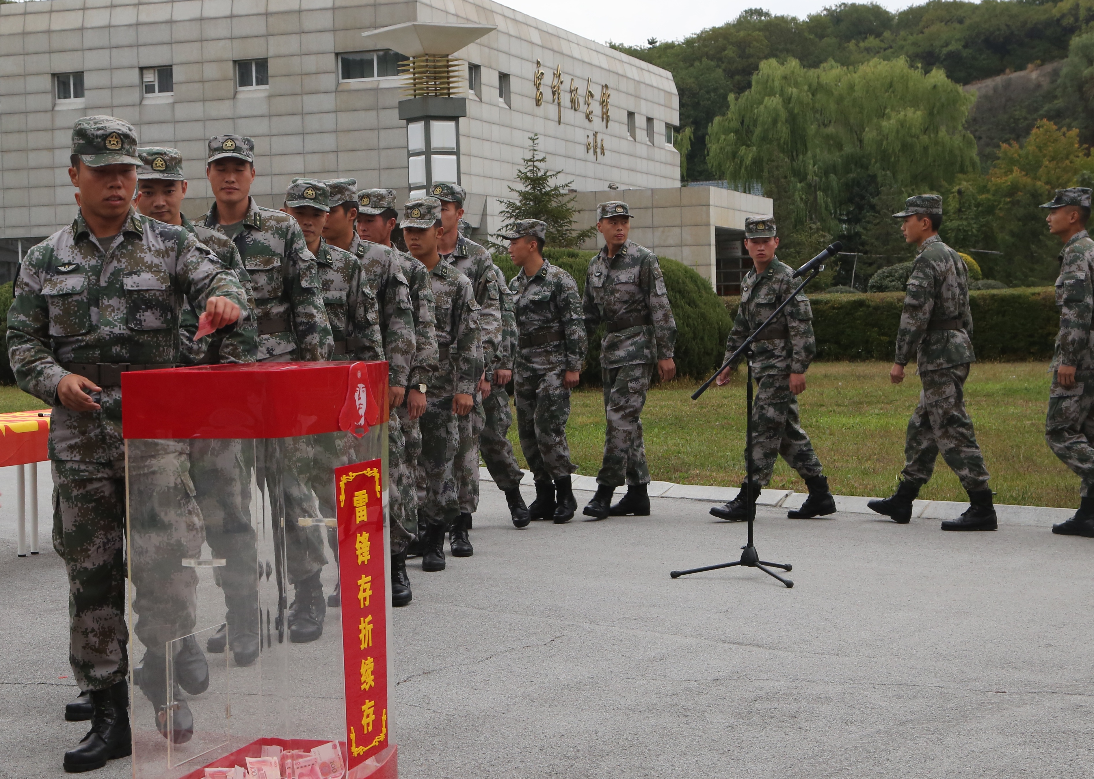 2018年9月,雷锋生前所在部队号召官兵向雷锋存折捐款用于援建雷锋学校,官兵积极响应。孙明坤摄影。.jpg 2018年9月,雷锋生前所在部队号召官兵向雷锋存折捐款用于援建雷锋学校,官兵积极响应。孙明坤摄影。.jpg