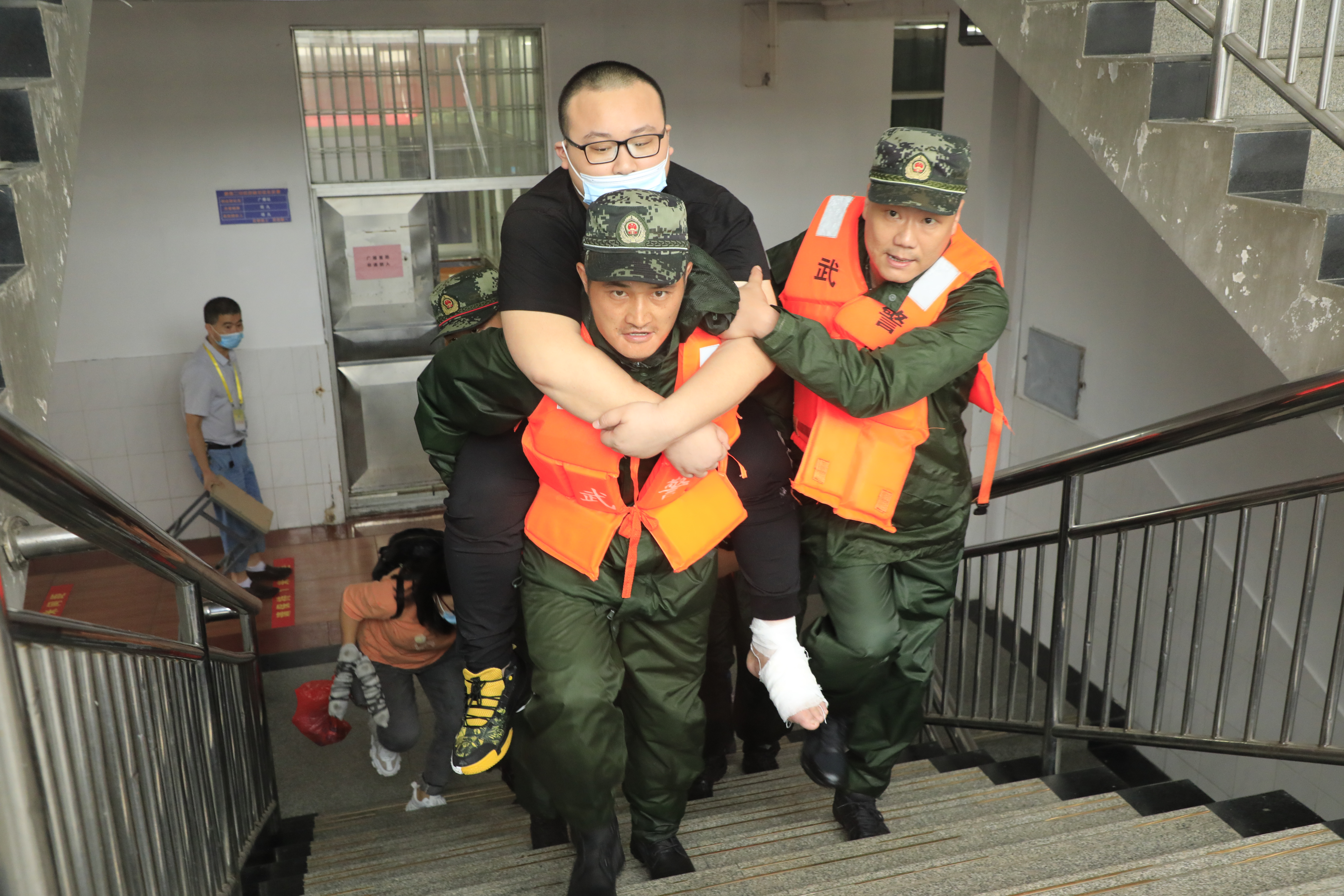 7月8日武警安徽总队黄山支队武警官兵在歙县二中为高考学子护航 (周磊