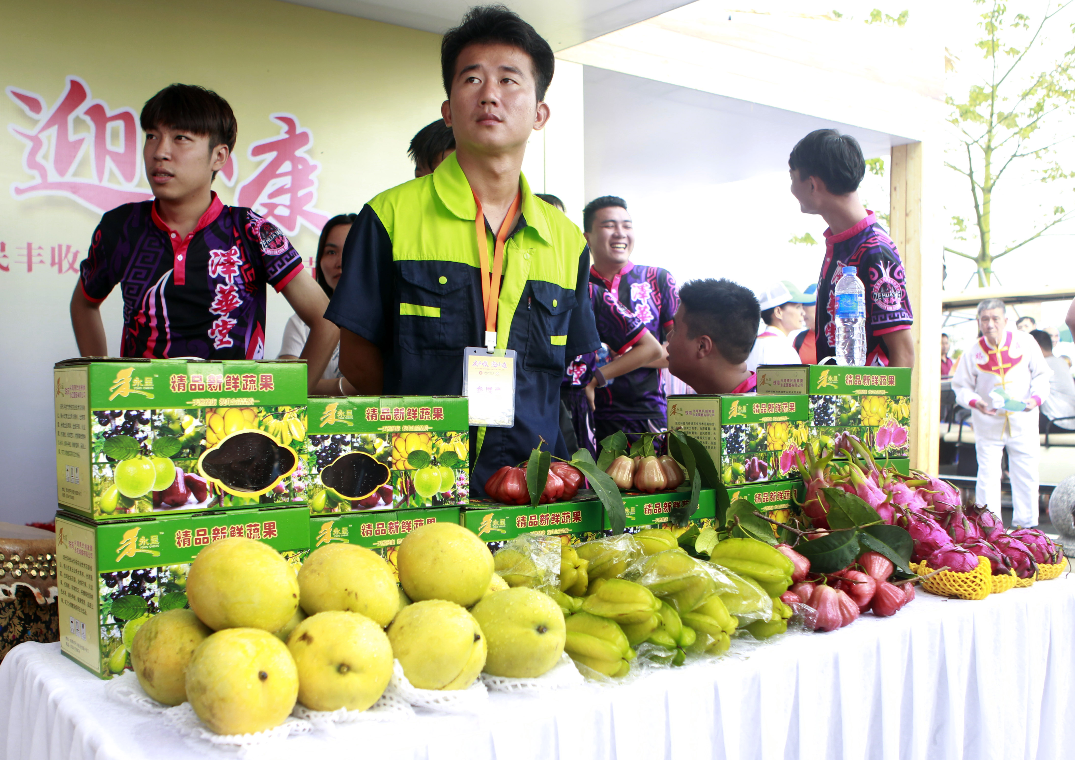 丰收节活动现场,农产品展示区展示的各种飘香瓜果。.jpg 丰收节活动现场,农产品展示区展示的各种飘香瓜果。.jpg